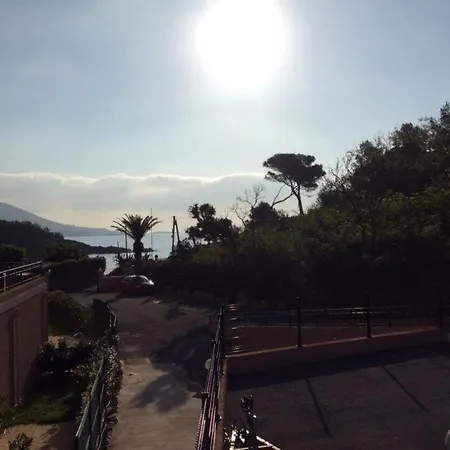Apartman House With Your Feet In The Water, Between Forest And - Agay