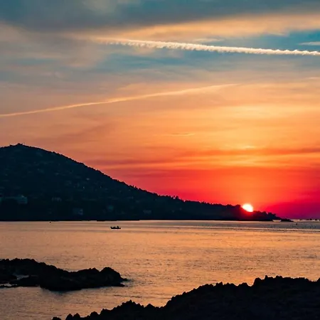 Apartman House With Your Feet In The Water, Between Forest And - Agay *