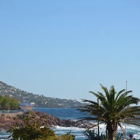 House With Your Feet In The Water, Between Forest And - Agay Apartman *