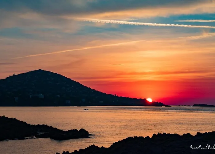 Apartment House With Your Feet In The Water, Between Forest And - Agay *